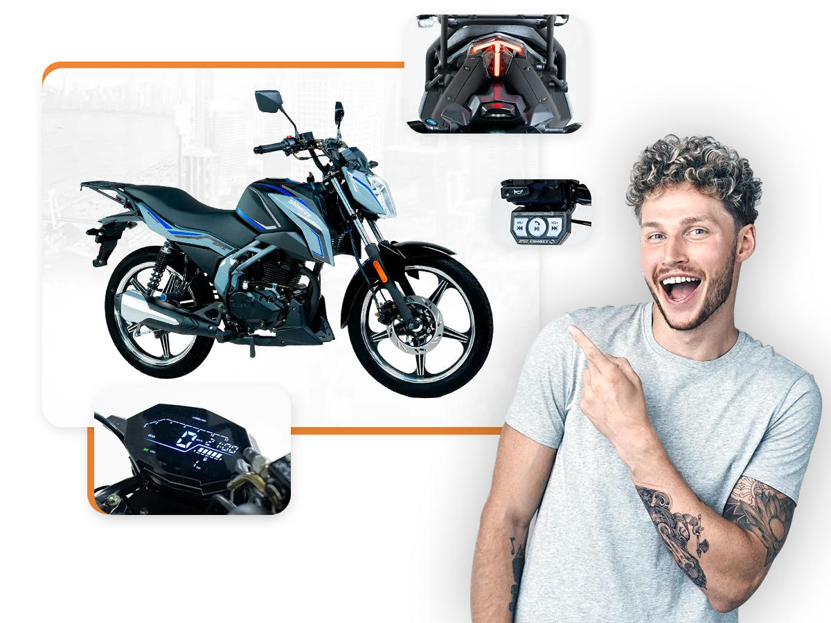 Moto Shineray SHI 170 0km ao lado de um cliente sorrindo e apontando para ela